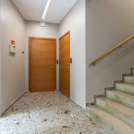 Self-check-in 2 Bedroom With A Terrace And Free Parking Lägenhet *